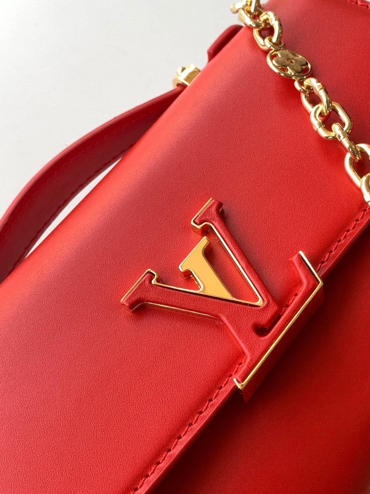 Wallet On Chain Capucines 23 in Red Smooth Calfskin Gold Hardware