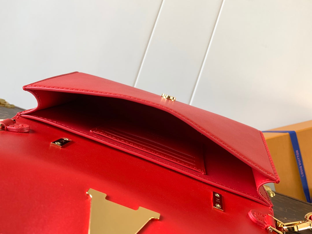 Wallet On Chain Capucines 23 in Red Smooth Calfskin Gold Hardware