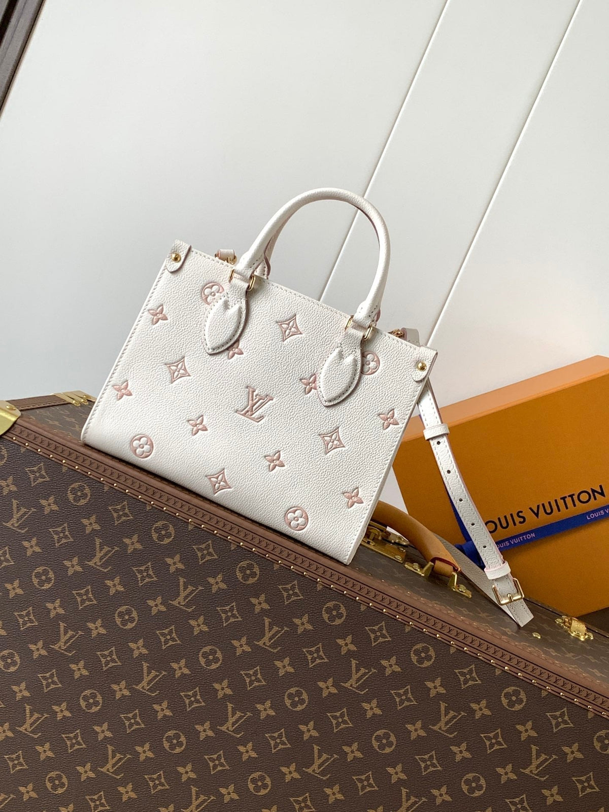 Onthego 25 in White and Pink Monogram Calfskin