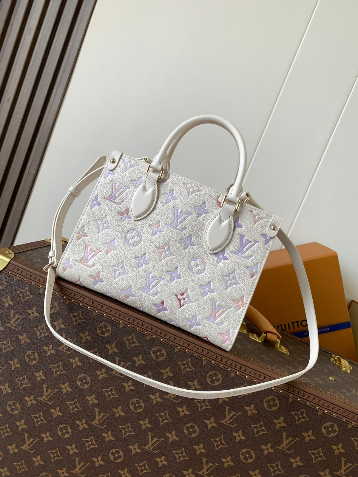 25S Onthego PM Bag 25 in Beige Dream Embossed Textured Calfskin