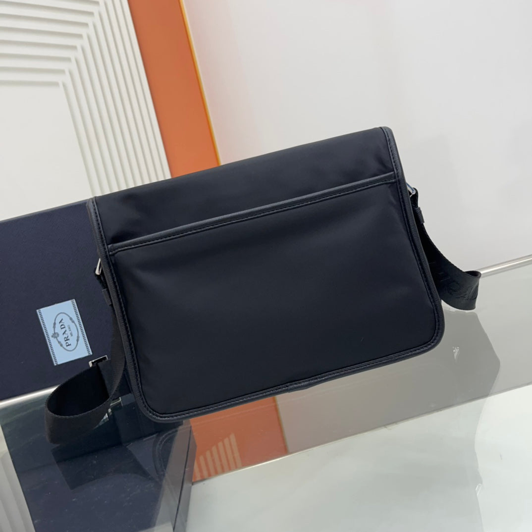 Pra Small 26 Shoulderbag in Black Saffiano Leather